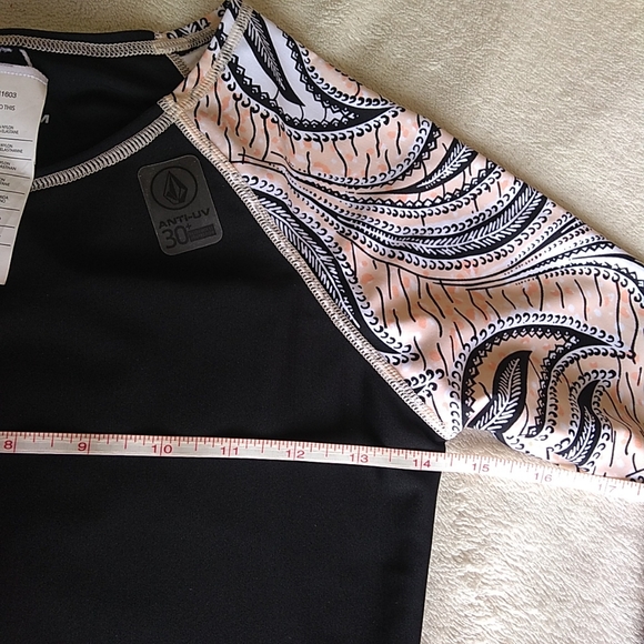 NWT Volcom Youth Long-sleeved Rash Guard in Firebird Pattern - Picture 10 of 11